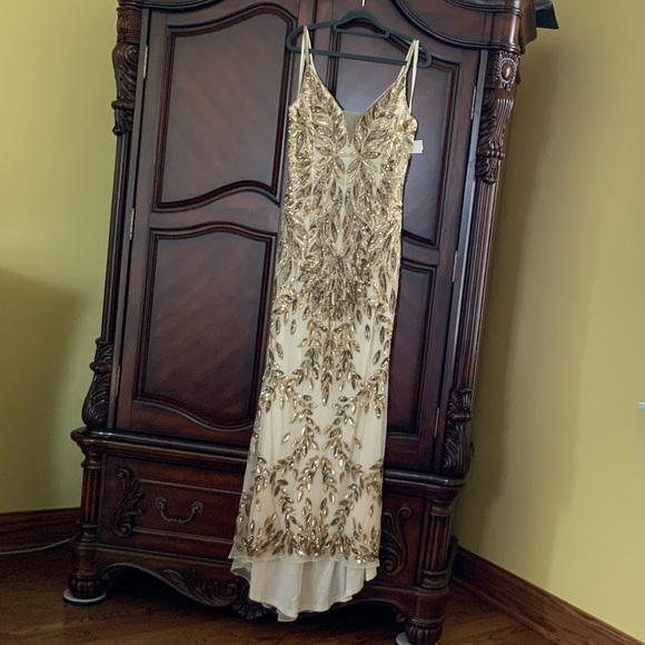 MAC DUGGAL Sequin Leaf Plunging Sheath Gown